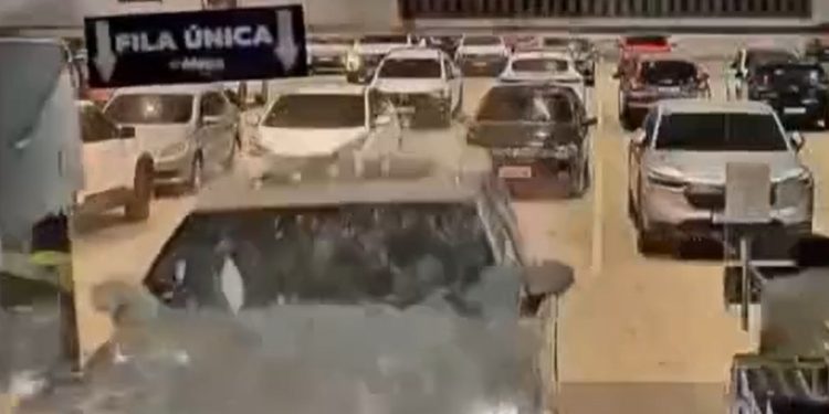 Veja momento em que motorista se atrapalha e invade drogaria no supermercado Nova Era, em Manaus