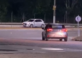 Vídeo: Motorista de app é rendido em posto de combustível e tem carro r0ubad0 em Manaus