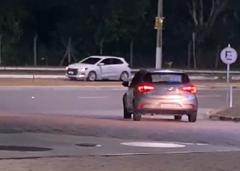 Vídeo: Motorista de app é rendido em posto de combustível e tem carro r0ubad0 em Manaus