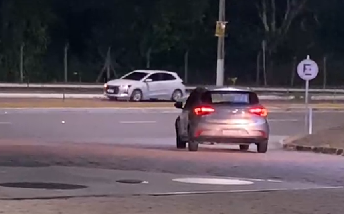 Vídeo: Motorista de app é rendido em posto de combustível e tem carro r0ubad0 em Manaus