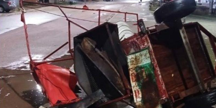 Ca0s total: temporal com ventos fortes destelha porto e derruba árvores em Humaitá