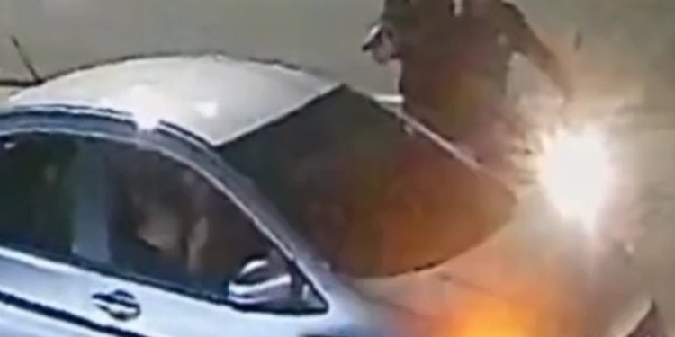 Veja momento em que dupla em moto m@ta a t1r0s ‘Big Loiro’ e homem em Manaus; vídeo