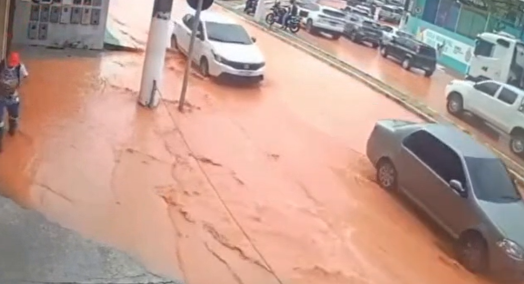 Vídeo mostra exato momento em que avenida vira ‘rio’ com adutora rompendo em Manaus; veja