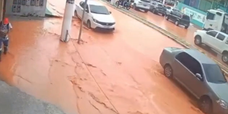 Vídeo mostra exato momento em que avenida vira ‘rio’ com adutora rompendo em Manaus; veja