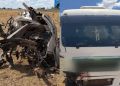 Carro fica irreconhecível em colisã0 frontal com carreta que deixou três pessoas m0rt@s