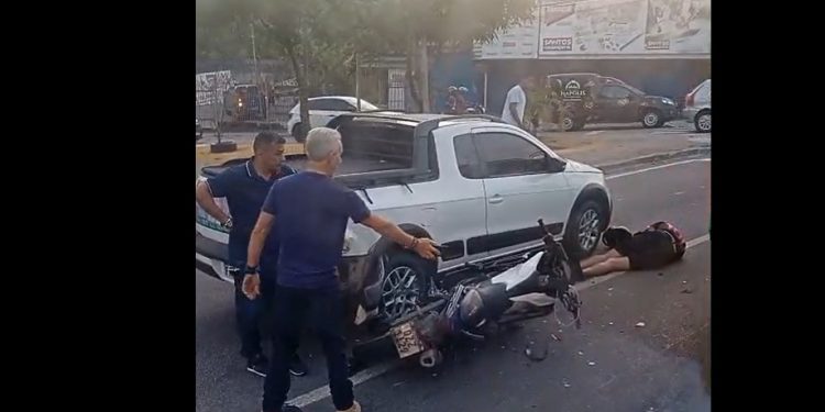 Vídeo: motoqueiro fica imóvel no chão após colisão na Avenida Brasil, em Manaus