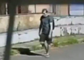 Vídeo: Homem invade igreja durante a noite e furta dez microfones, equipamentos de som, cabos e ferro de passar em Itacoatiara