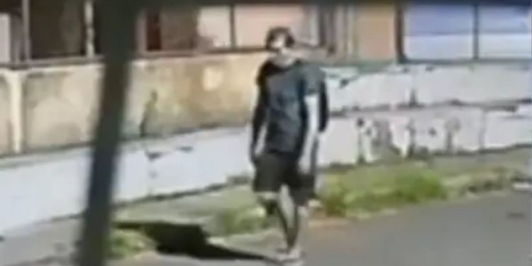 Vídeo: Homem invade igreja durante a noite e furta dez microfones, equipamentos de som, cabos e ferro de passar em Itacoatiara