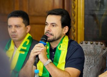 Capitão Alberto Neto critica “manicômio tributário” e cobra apoio a empresários em reunião da ACA