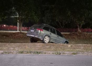 Perseguição termina com carro dentro de vala às margens da AM-010