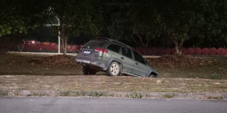 Perseguição termina com carro dentro de vala às margens da AM-010