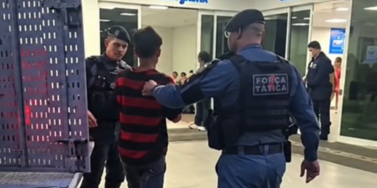 Aluno é esf4que4do dentro de sala de aula durante discussã0 em faculdade de Manaus