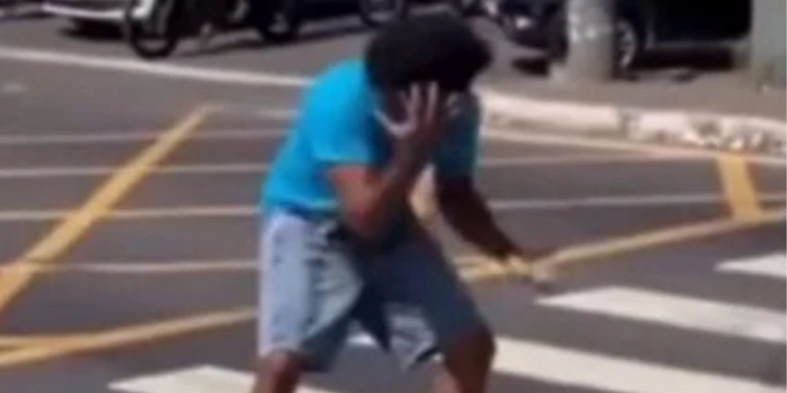 Vídeo: No sinal fechado, homem faz “six seven” para motoristas e pede dinheiro em Manaus