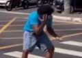 Vídeo: No sinal fechado, homem faz “six seven” para motoristas e pede dinheiro em Manaus