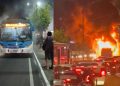 Ônibus da linha 500 pega fogo e é destruído pelas chamas na Constantino Nery