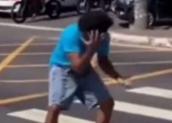 Vídeo: No sinal fechado, homem faz “six seven” para motoristas e pede dinheiro em Manaus