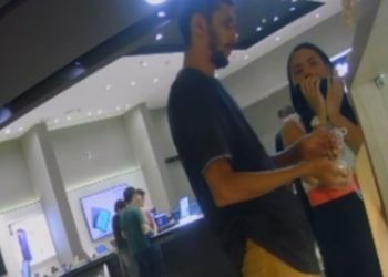 Vídeo: Casal é flagrado furtando semijoias de quiosque no corredor de shopping em Manaus
