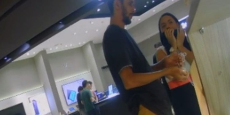 Vídeo: Casal é flagrado furtando semijoias de quiosque no corredor de shopping em Manaus