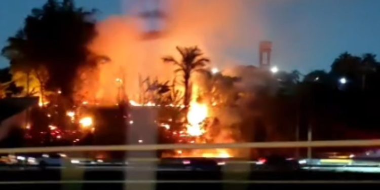 Vídeo: Fogo toma conta de área de mata e assusta moradores próximo ao Hospital Delphina Aziz