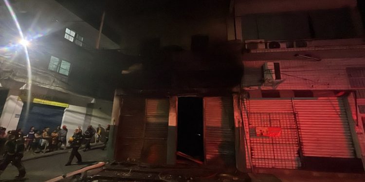 Incêndio de grandes proporções destrói padaria e assusta moradores no Educandos