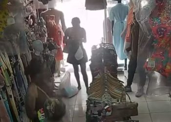 Vídeo: Trio é flagrado por câmeras furt4ndo roupas dentro de loja na Compensa