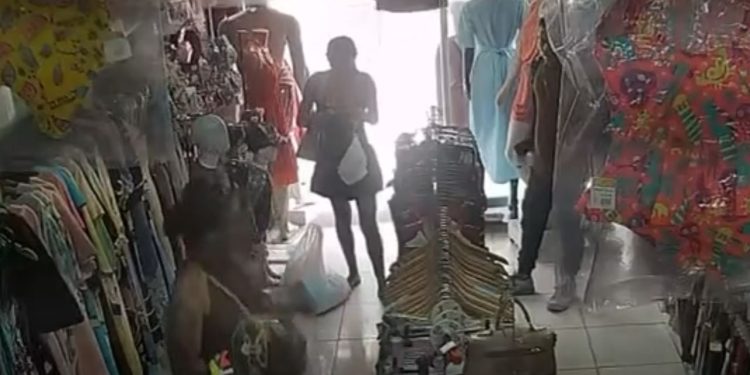 Vídeo: Trio é flagrado por câmeras furt4ndo roupas dentro de loja na Compensa