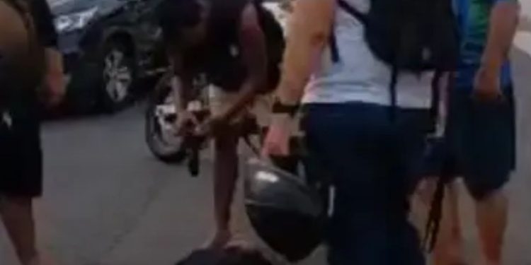 Pedestre é atr0pel4do por motocicleta enquanto atravessava na faixa em Manaus