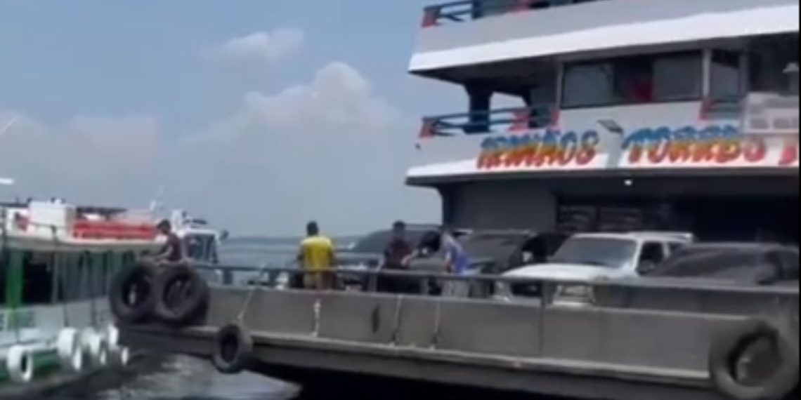 Vídeo: Após bater em lancha, embarcação dá ré e deixa terminal sem prestar assistência em Manaus