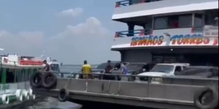 Vídeo: Após bater em lancha, embarcação dá ré e deixa terminal sem prestar assistência em Manaus