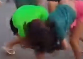 Pancadaria política: apoiadores de grupos rivais partem para a agressão no meio da rua; vídeo