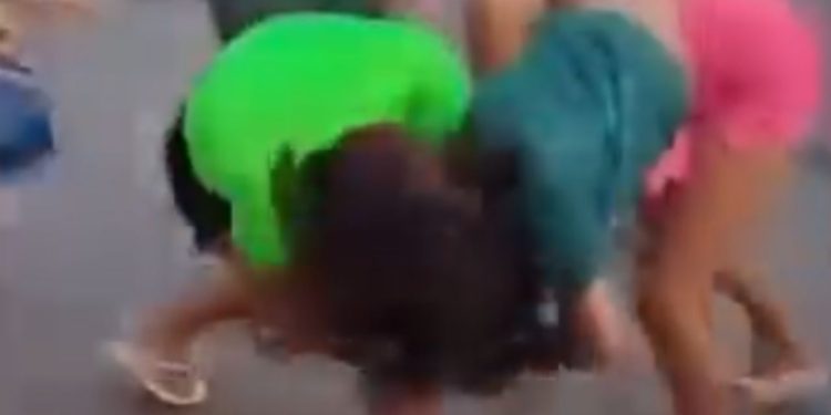 Pancadaria política: apoiadores de grupos rivais partem para a agressão no meio da rua; vídeo