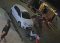 Vídeo: Grávida de moto é at1ngida por porta de carro e cai na pista em Parintins