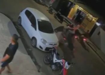 Vídeo: Grávida de moto é at1ngida por porta de carro e cai na pista em Parintins