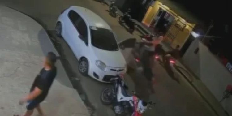 Vídeo: Grávida de moto é at1ngida por porta de carro e cai na pista em Parintins