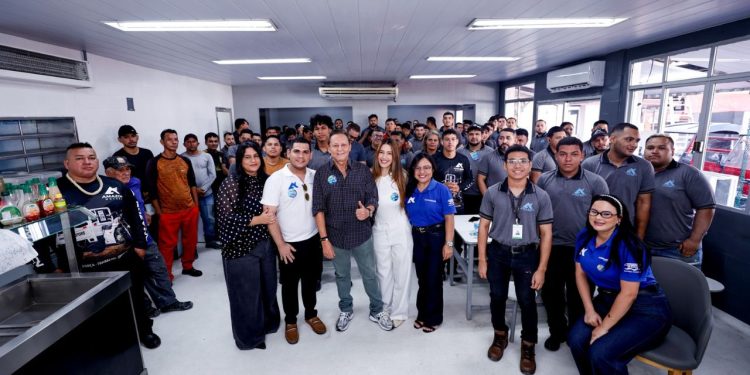 Adjuto Afonso destaca geração de empregos durante visita à Amazon Motors em Manaus