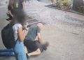 Veja: Ex pega celular da companheira e sai correndo, mas é perseguido por delegado e acaba detido