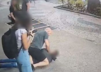 Veja: Ex pega celular da companheira e sai correndo, mas é perseguido por delegado e acaba detido