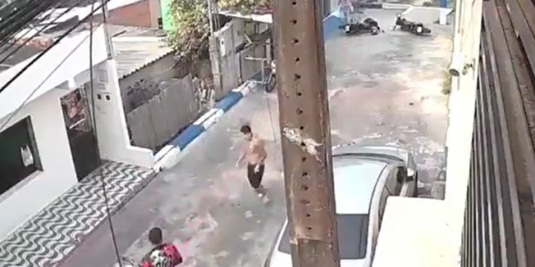Vídeo: Mototaxista faz corrida para o Zumbi e acaba tendo o braç0 qu3brad0 ao tentar escapar de agr2ssã0