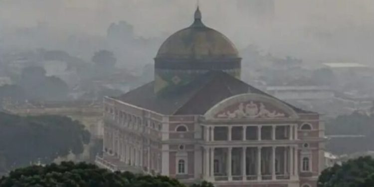Corredor de nuvens com chuva pode amenizar fumaça no Amazonas