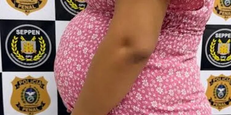Grávida tenta entrar com pó dentro do presídio e acaba presa igual ao amado