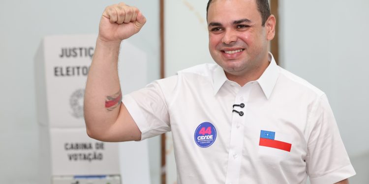 Roberto Cidade vota em Manaus e afirma confiança na chegada ao segundo turno