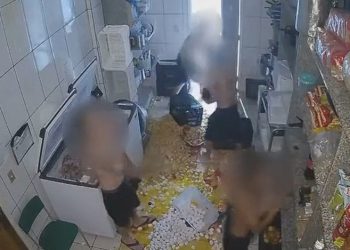 Vídeo: jovens invadem escola e quebram 400 ovos da merenda escolar