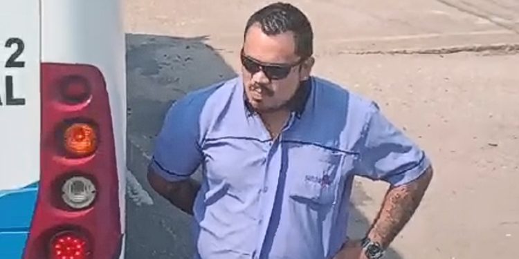 Vídeos: após tomar fechada no trânsito, caminhoneiro acusa motora de querer furá-lo em Manaus