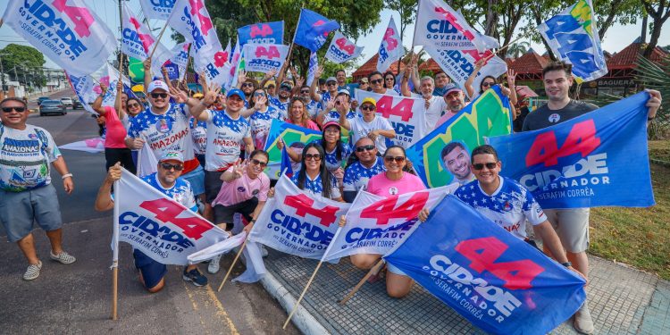 Roberto Cidade reforça propostas no corpo a corpo com eleitores no Centro de Manaus