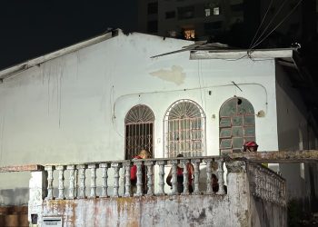 Fogo toma parte interna de casa e deixa imóvel em chamas no Aleixo