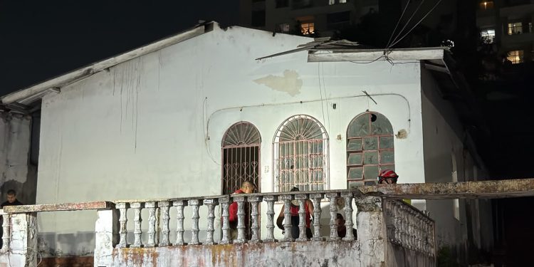 Fogo toma parte interna de casa e deixa imóvel em chamas no Aleixo