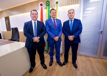Adjuto Afonso recebe desembargador Délcio Santos em visita institucional à Aleam