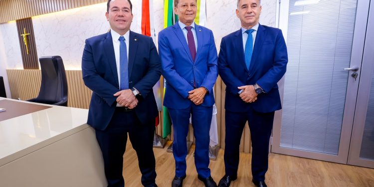 Adjuto Afonso recebe desembargador Délcio Santos em visita institucional à Aleam