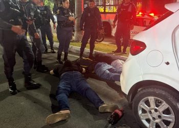 Após suspeita de roubo, trio é preso com arma, seis celulares e televisão em Manaus