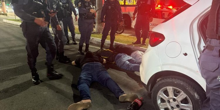 Após suspeita de roubo, trio é preso com arma, seis celulares e televisão em Manaus